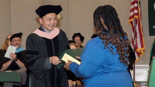 Professor presents award to student during 2023 honors convocation